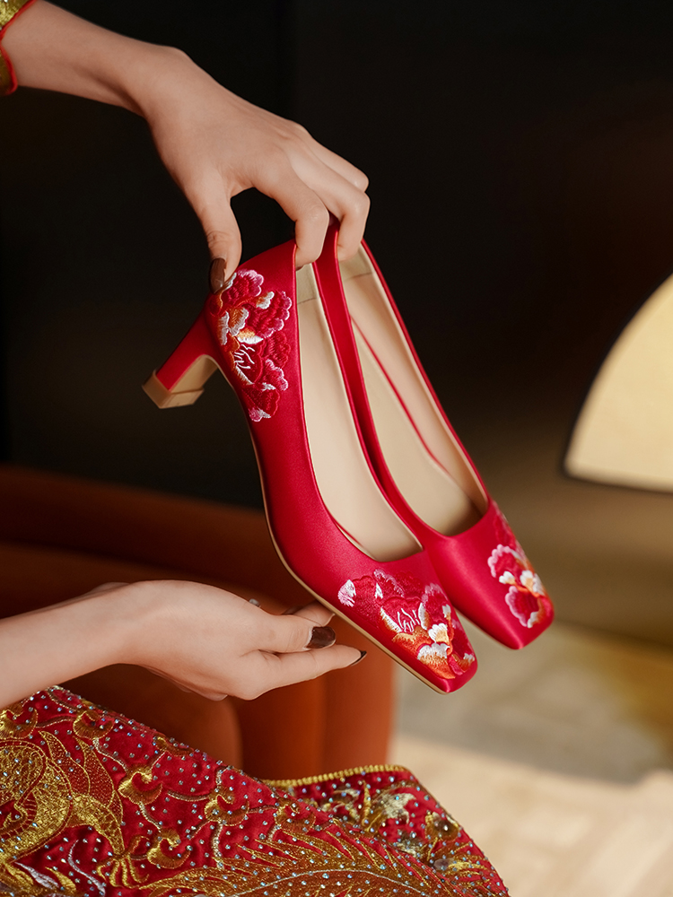 Exquisite Chunky Heel Wedding Shoes for Brides - Red Embroidered Chinese Xiuhe Style, High-End Comfort for Elegant Weddings Exquisite Chunky Heel Wedding Shoes for Brides - Red Embroidered Chinese Xiuhe Style, High-End Comfort for Elegant Weddings