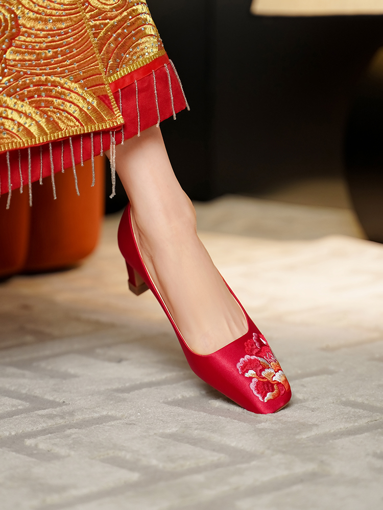 Exquisite Chunky Heel Wedding Shoes for Brides - Red Embroidered Chinese Xiuhe Style, High-End Comfort for Elegant Weddings Exquisite Chunky Heel Wedding Shoes for Brides - Red Embroidered Chinese Xiuhe Style, High-End Comfort for Elegant Weddings