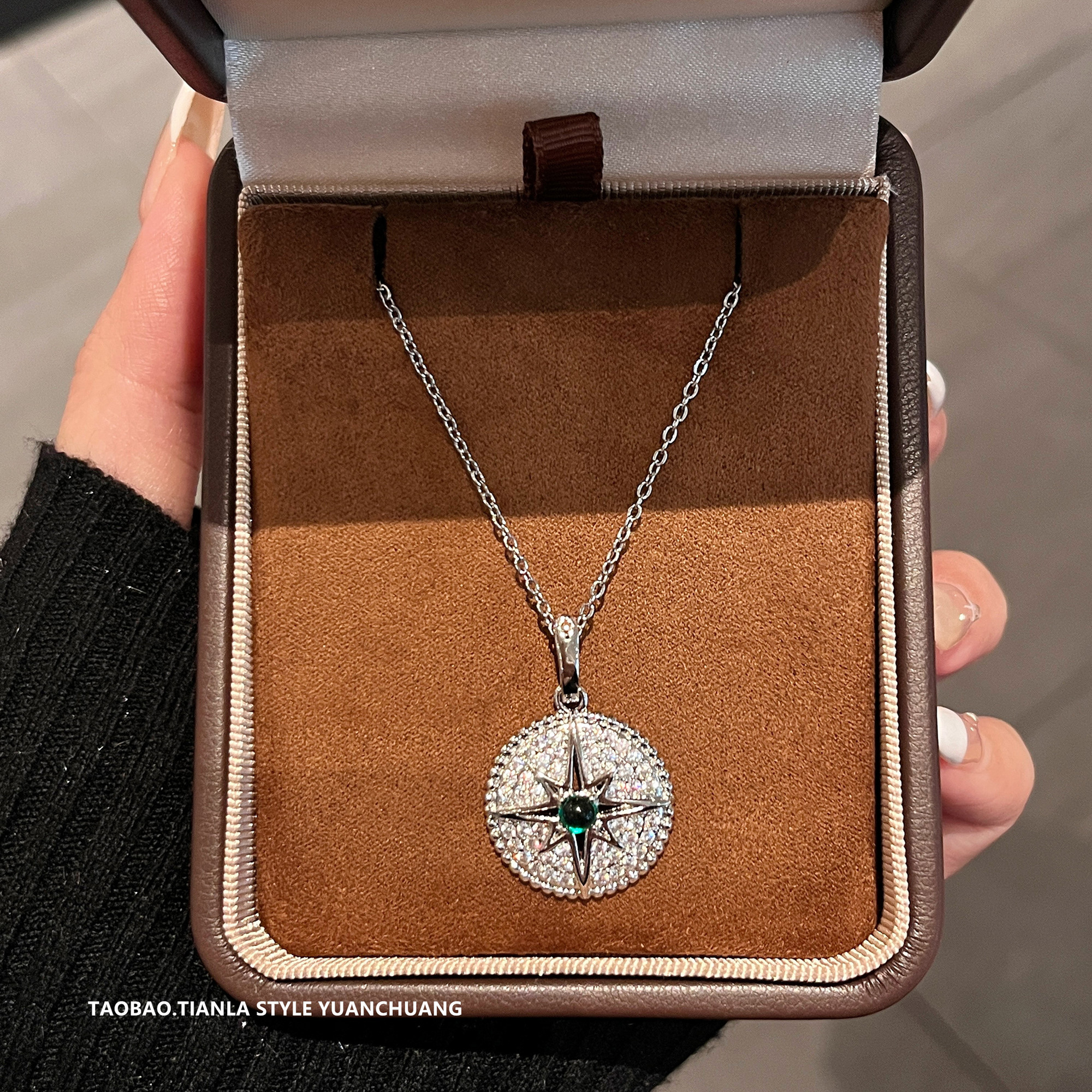 Exquisite Eight-Pointed Star Necklace for Women, Light Luxury Collarbone Chain, High-End Niche Design, Elegant Jewelry Accessory