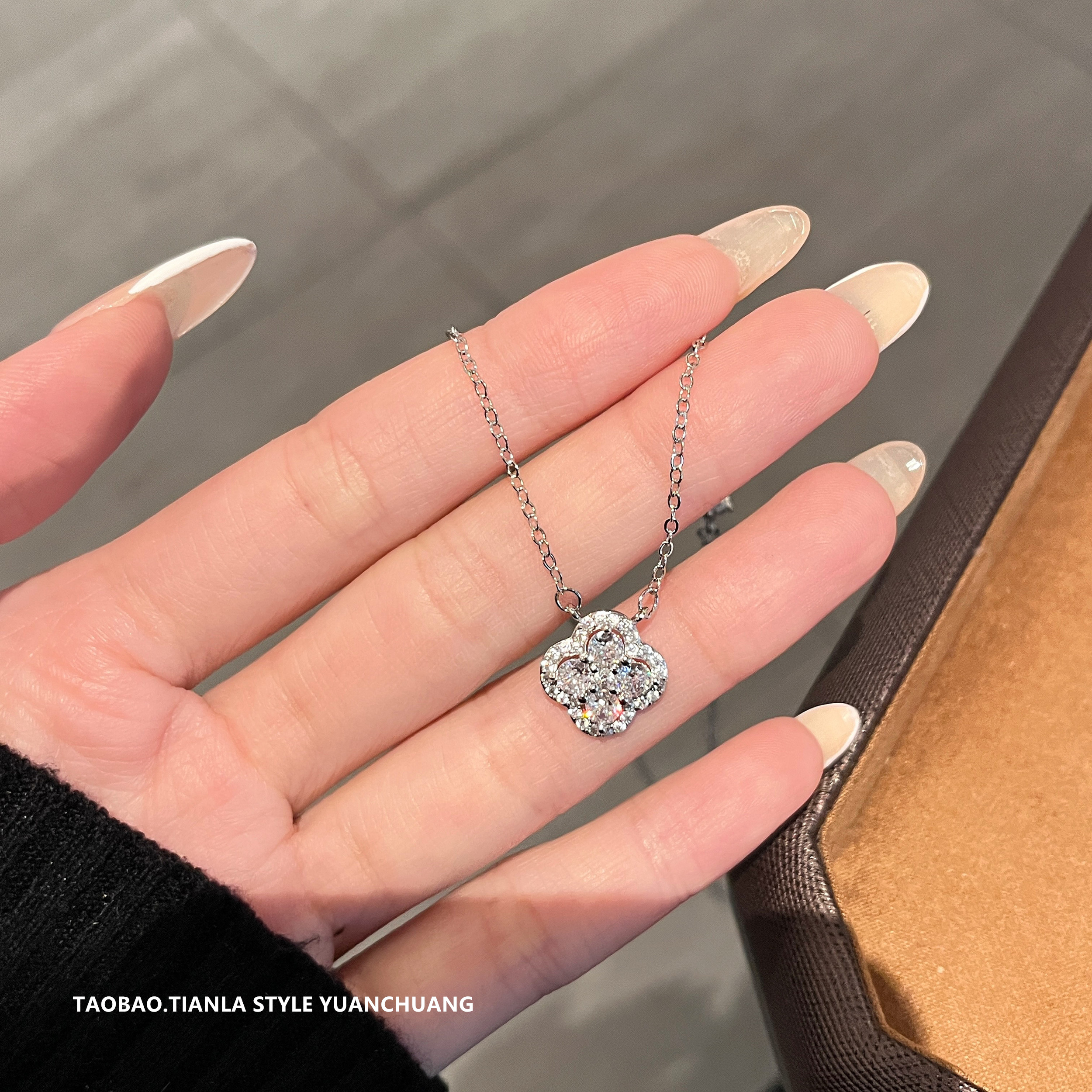 Exquisite Four-Leaf Clover Necklace for Women - Lightweight Pure Silver Clavicle Chain, Luxury Niche Design, Fashionable Versatile Jewelry