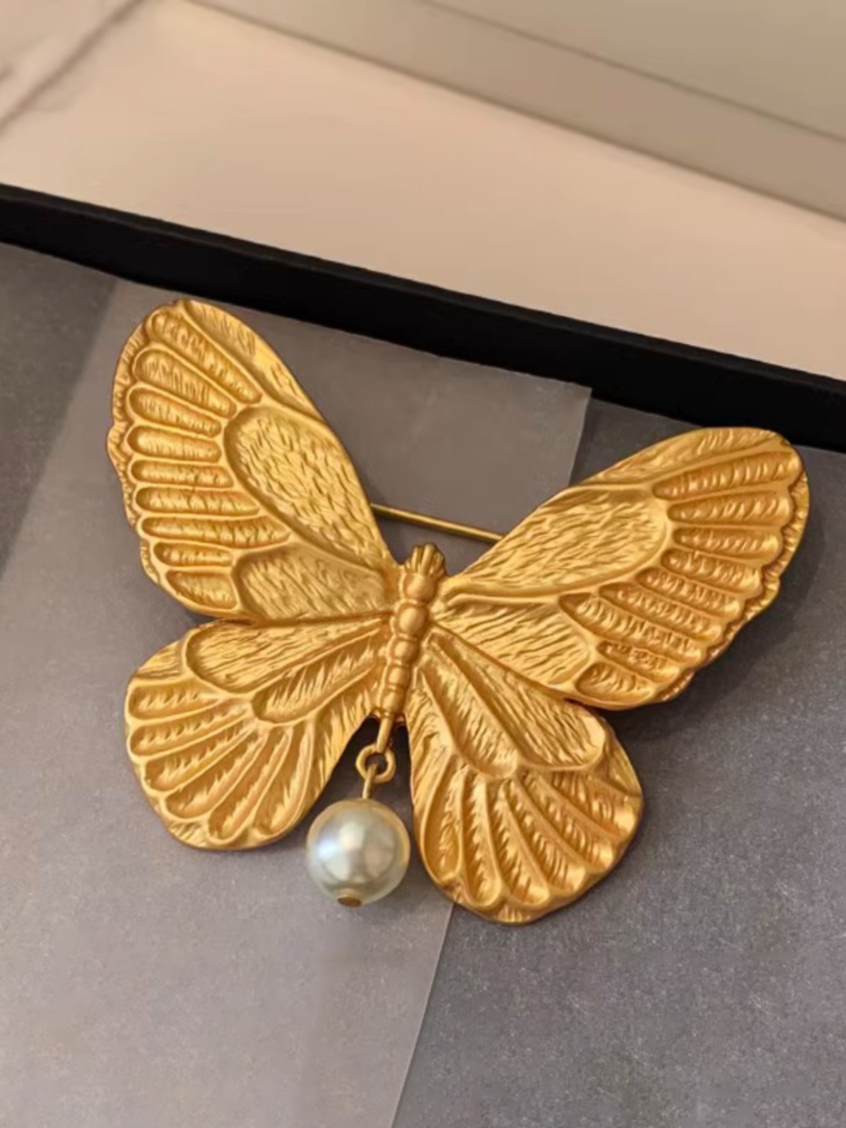 Exquisite Gold Butterfly Pearl Brooch Pin for Women - Light Luxury Coat Accessory, Chic Fashion Statement for Any Occasion Exquisite Gold Butterfly Pearl Brooch Pin for Women - Light Luxury Coat Accessory, Chic Fashion Statement for Any Occasion