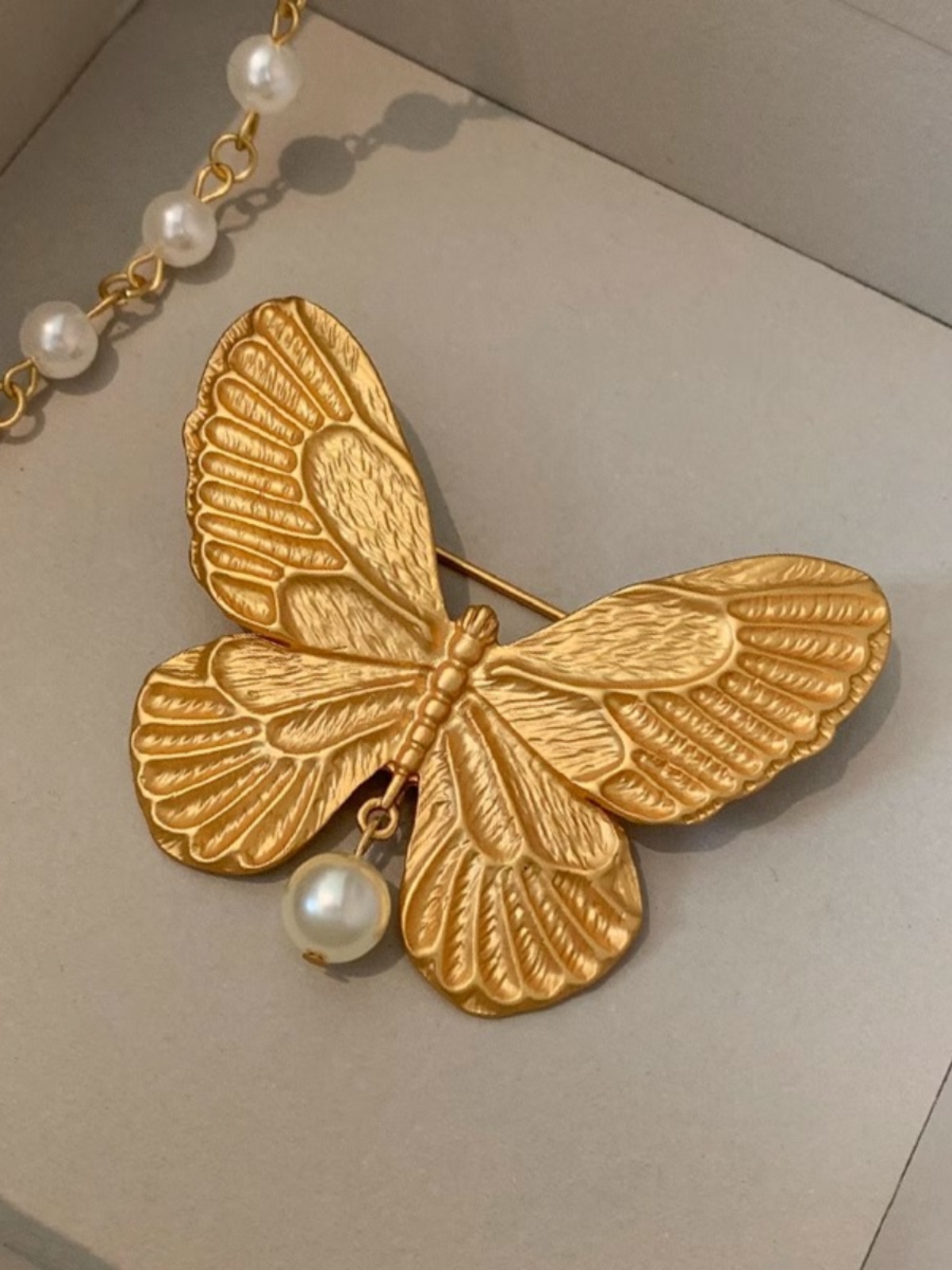 Exquisite Gold Butterfly Pearl Brooch Pin for Women - Light Luxury Coat Accessory, Chic Fashion Statement for Any Occasion Exquisite Gold Butterfly Pearl Brooch Pin for Women - Light Luxury Coat Accessory, Chic Fashion Statement for Any Occasion