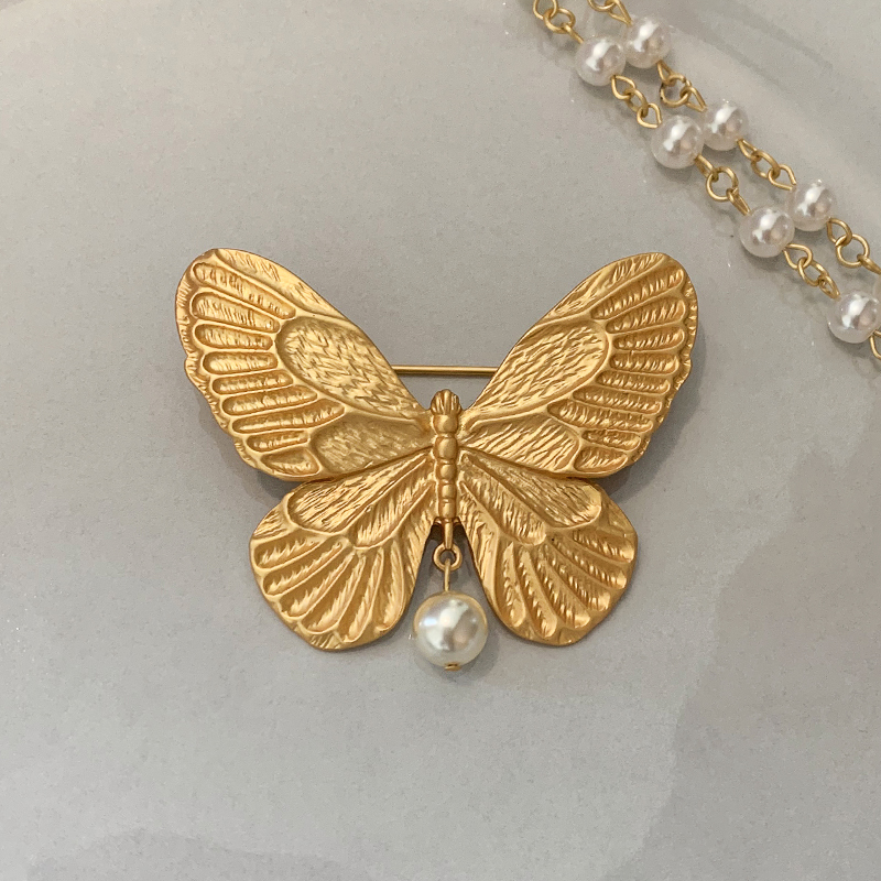 Exquisite Gold Butterfly Pearl Brooch Pin for Women - Light Luxury Coat Accessory, Chic Fashion Statement for Any Occasion