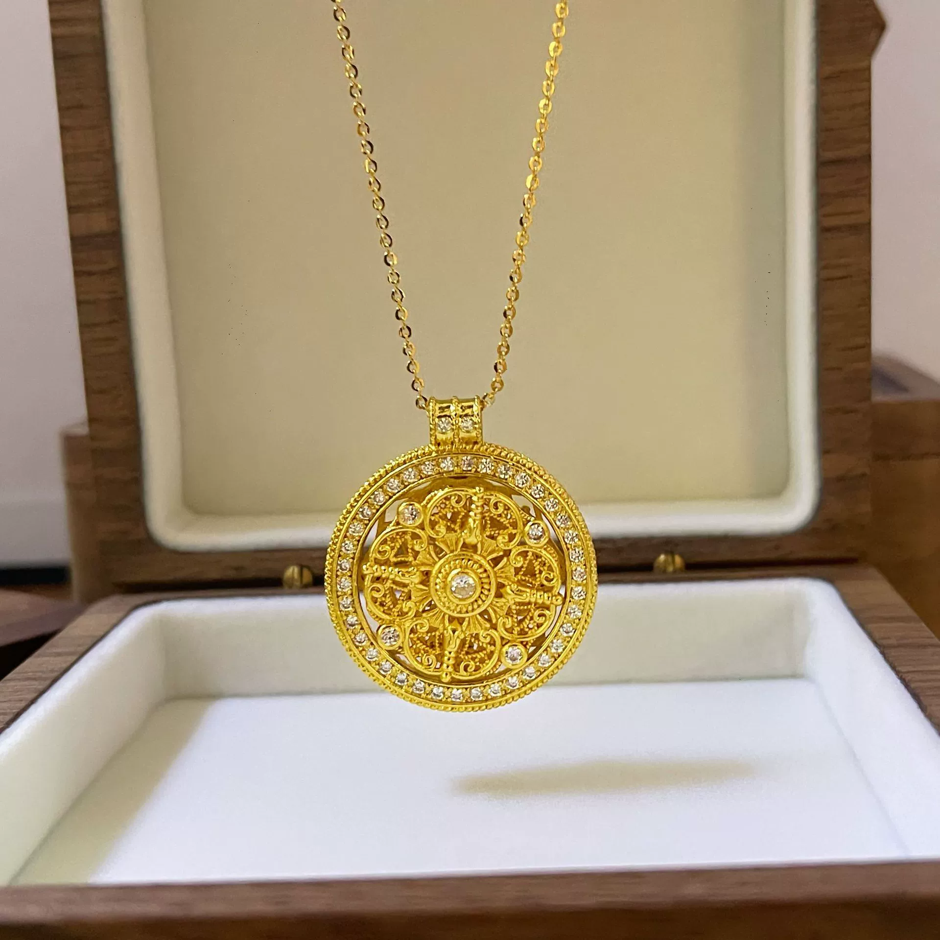 Exquisite Golden Eight Treasures Compass Necklace for Women, Light Luxury High-End Jewelry, Chic String Sweater Chain Accessory