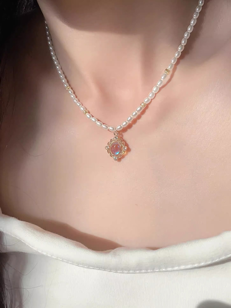 Exquisite Gradient Pearl Necklace for Women - Classy Light Luxury Neck Chain, Elegant French Design, Trendy Niche Jewelry Exquisite Gradient Pearl Necklace for Women - Classy Light Luxury Neck Chain, Elegant French Design, Trendy Niche Jewelry