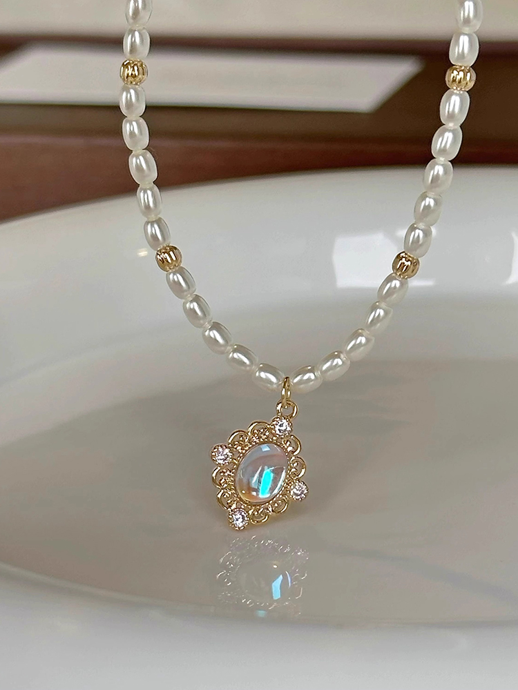 Exquisite Gradient Pearl Necklace for Women - Classy Light Luxury Neck Chain, Elegant French Design, Trendy Niche Jewelry Exquisite Gradient Pearl Necklace for Women - Classy Light Luxury Neck Chain, Elegant French Design, Trendy Niche Jewelry