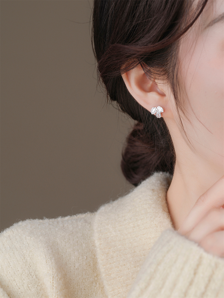 Exquisite Leaf Design S925 Sterling Silver Stud Earrings for Women, Classy Full Diamond Accents, Perfect for Elegant Occasions Exquisite Leaf Design S925 Sterling Silver Stud Earrings for Women, Classy Full Diamond Accents, Perfect for Elegant Occasions
