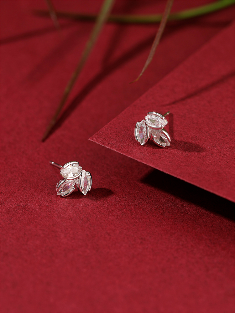 Exquisite Leaf Design S925 Sterling Silver Stud Earrings for Women, Classy Full Diamond Accents, Perfect for Elegant Occasions Exquisite Leaf Design S925 Sterling Silver Stud Earrings for Women, Classy Full Diamond Accents, Perfect for Elegant Occasions