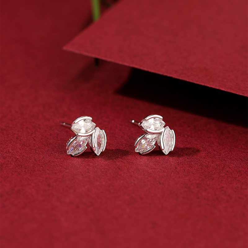 Exquisite Leaf Design S925 Sterling Silver Stud Earrings for Women, Classy Full Diamond Accents, Perfect for Elegant Occasions