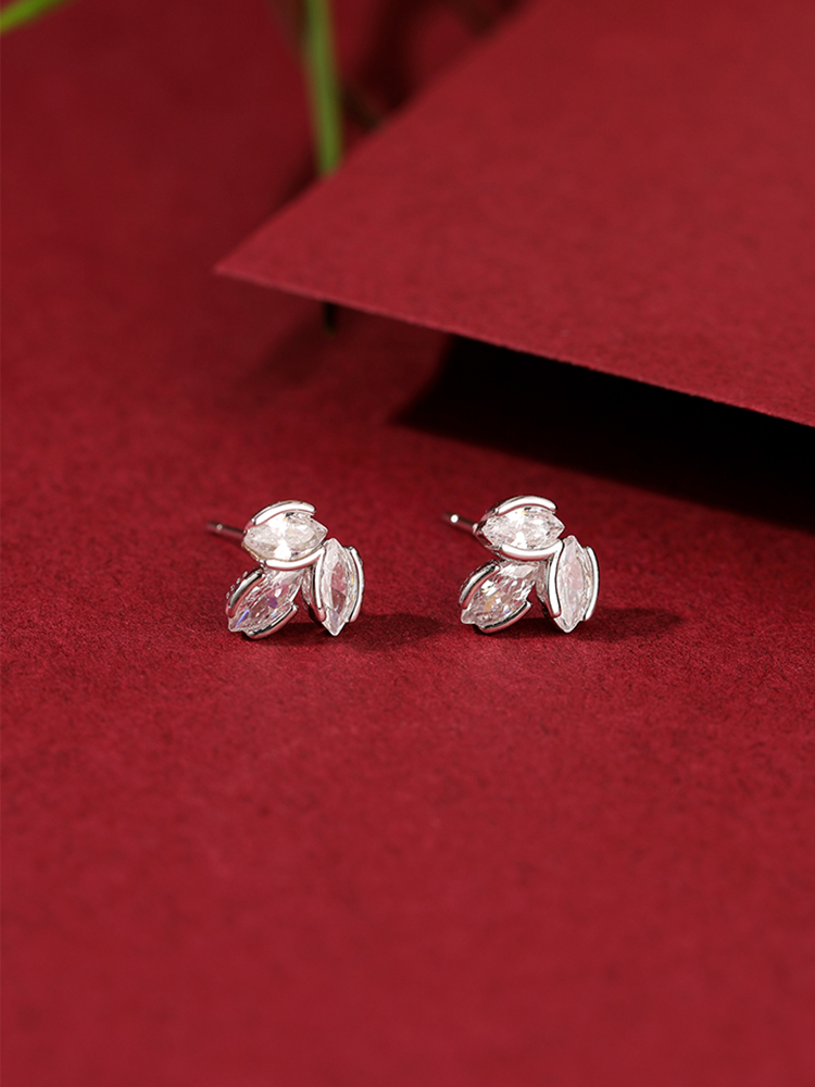 Exquisite Leaf Design S925 Sterling Silver Stud Earrings for Women, Classy Full Diamond Accents, Perfect for Elegant Occasions Exquisite Leaf Design S925 Sterling Silver Stud Earrings for Women, Classy Full Diamond Accents, Perfect for Elegant Occasions