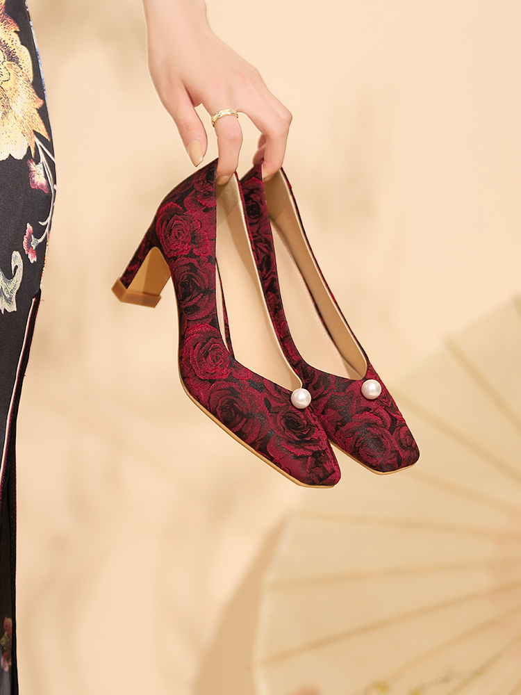 Exquisite Vintage Embroidered High Heels for Weddings, Elegant Coarse Heel Qipao Shoes, Comfortable High-End Mother Shoes Exquisite Vintage Embroidered High Heels for Weddings, Elegant Coarse Heel Qipao Shoes, Comfortable High-End Mother Shoes