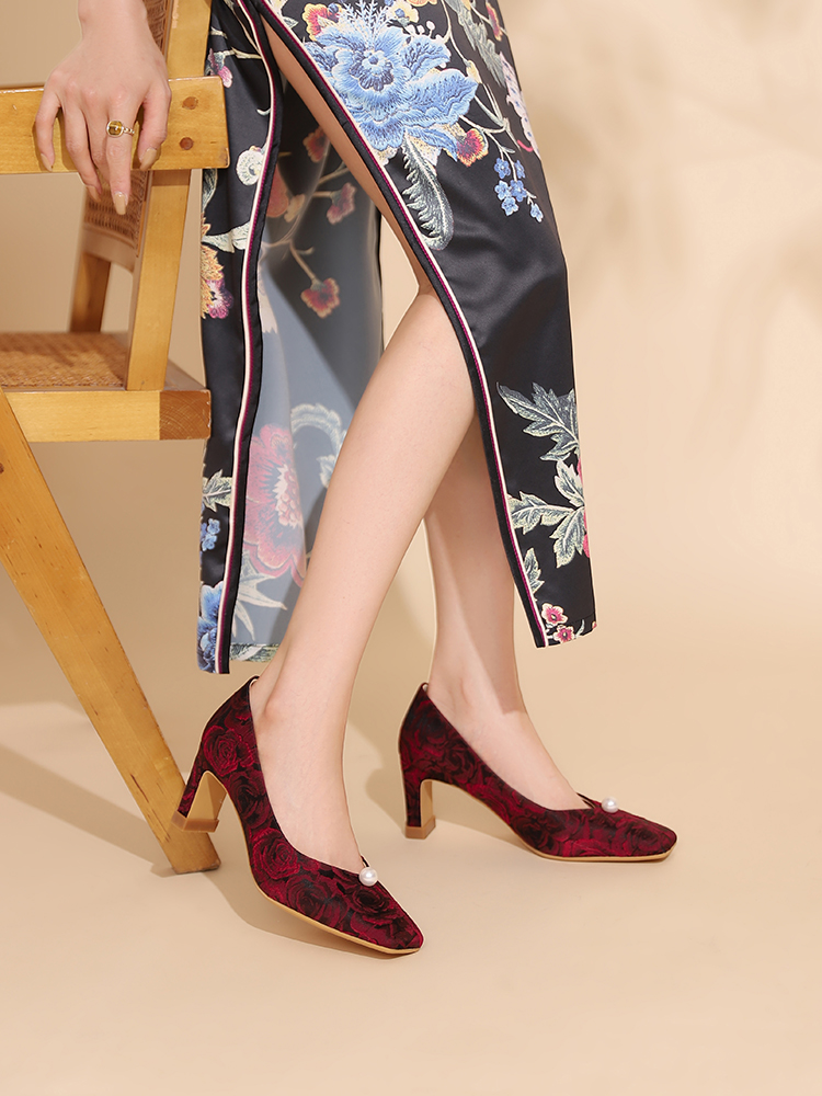 Exquisite Vintage Embroidered High Heels for Weddings, Elegant Coarse Heel Qipao Shoes, Comfortable High-End Mother Shoes Exquisite Vintage Embroidered High Heels for Weddings, Elegant Coarse Heel Qipao Shoes, Comfortable High-End Mother Shoes