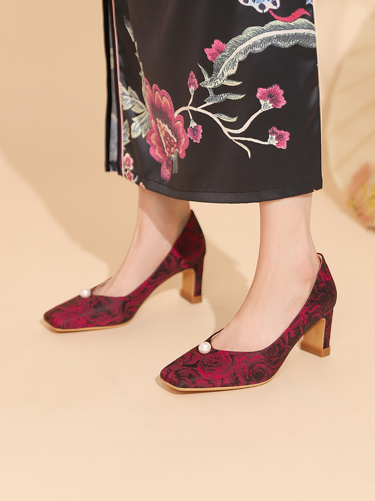 Exquisite Vintage Embroidered High Heels for Weddings, Elegant Coarse Heel Qipao Shoes, Comfortable High-End Mother Shoes Exquisite Vintage Embroidered High Heels for Weddings, Elegant Coarse Heel Qipao Shoes, Comfortable High-End Mother Shoes