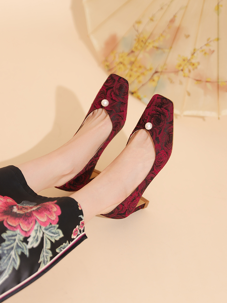 Exquisite Vintage Embroidered High Heels for Weddings, Elegant Coarse Heel Qipao Shoes, Comfortable High-End Mother Shoes Exquisite Vintage Embroidered High Heels for Weddings, Elegant Coarse Heel Qipao Shoes, Comfortable High-End Mother Shoes