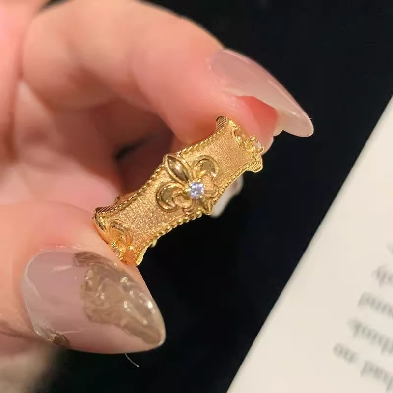 Exquisite Vintage-Inspired Iris Flower Ring for Women - Niche Design, Light Luxury Palace Style, Versatile High-End Fashion Accessory
