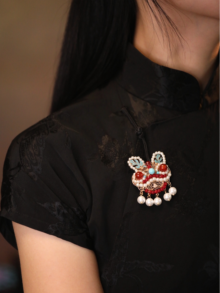 Exquisite Waking Lion Brooch for Women - Floral Chest Sweater Pin, Autumn Winter Cardigan Accessory, Elegant Qipao Gift Exquisite Waking Lion Brooch for Women - Floral Chest Sweater Pin, Autumn Winter Cardigan Accessory, Elegant Qipao Gift