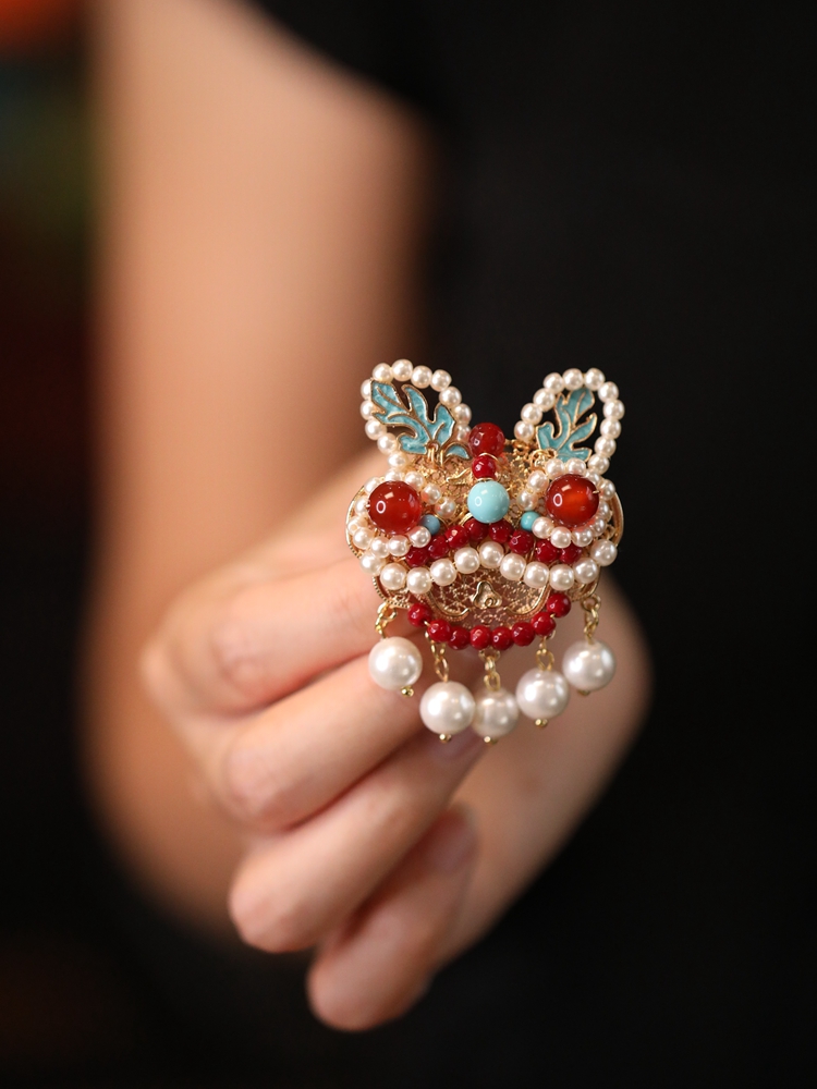 Exquisite Waking Lion Brooch for Women - Floral Chest Sweater Pin, Autumn Winter Cardigan Accessory, Elegant Qipao Gift Exquisite Waking Lion Brooch for Women - Floral Chest Sweater Pin, Autumn Winter Cardigan Accessory, Elegant Qipao Gift