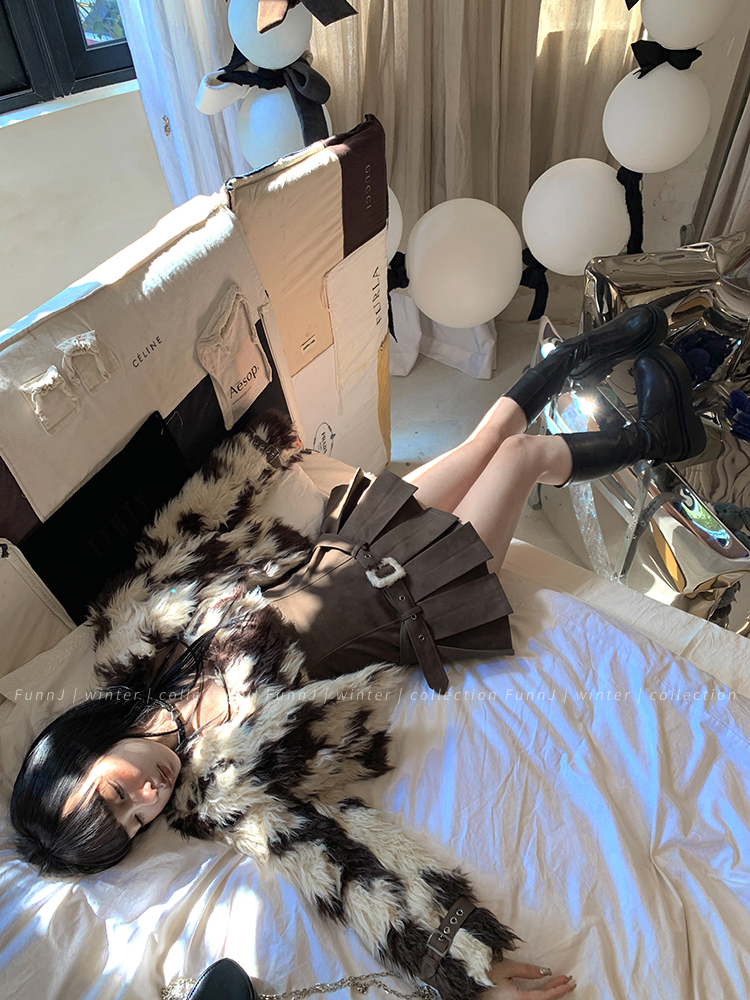 Flirty Heart Milk Cake Retro Faux Fur Coat and Waist-Defined Short Skirt Two-Piece Set for Women - Y2K Style Fashion Flirty Heart Milk Cake Retro Faux Fur Coat and Waist-Defined Short Skirt Two-Piece Set for Women - Y2K Style Fashion