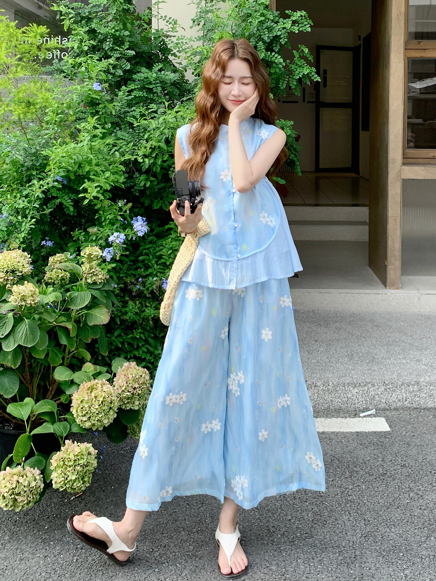 Floral Chinese-Style Two-Piece Set for Women - Summer 2025 Fresh Vest & Wide-Leg Pants Vacation Outfit Floral Chinese-Style Two-Piece Set for Women - Summer 2025 Fresh Vest & Wide-Leg Pants Vacation Outfit
