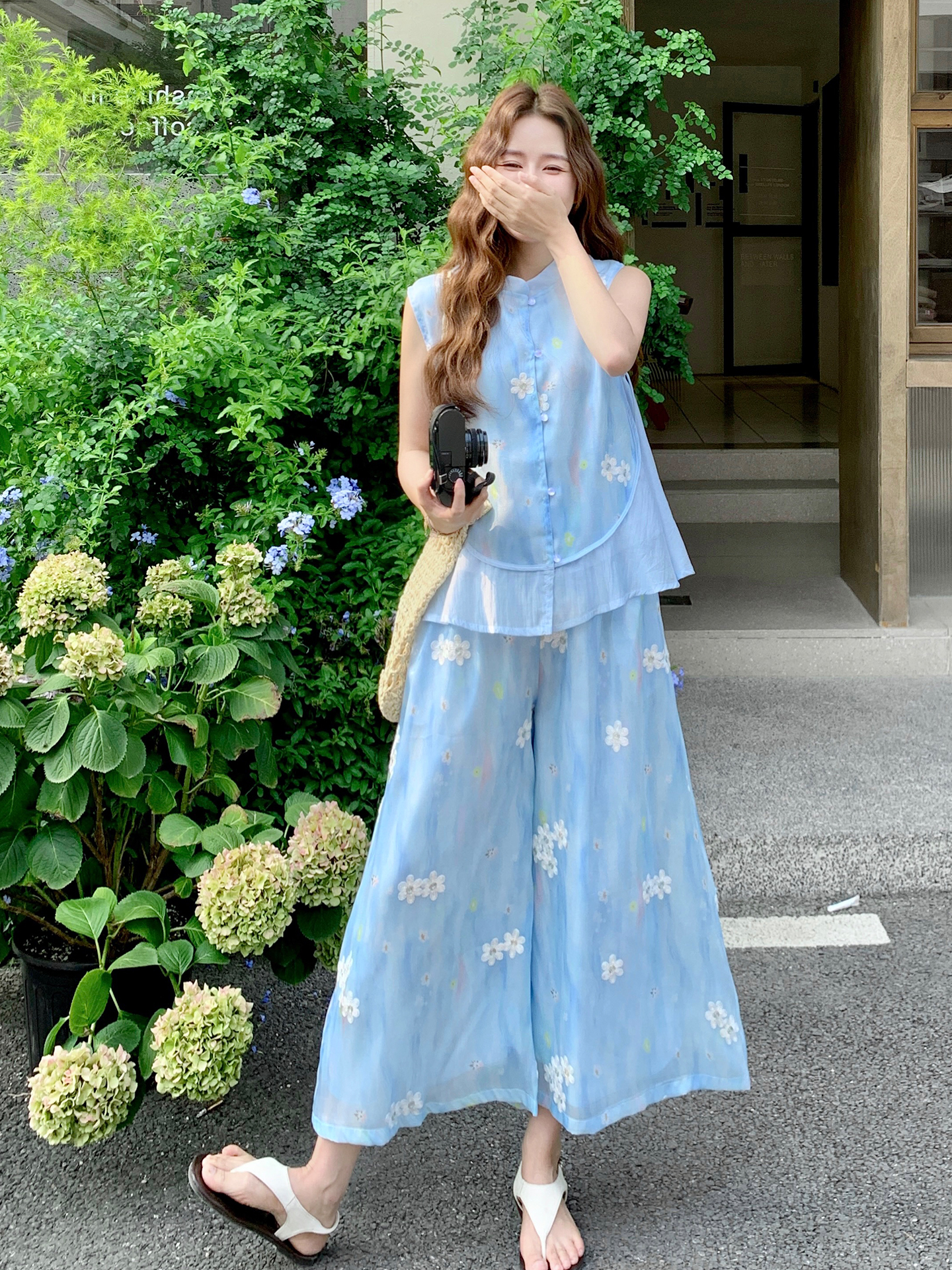 Floral Chinese-Style Two-Piece Set for Women - Summer 2025 Fresh Vest & Wide-Leg Pants Vacation Outfit Floral Chinese-Style Two-Piece Set for Women - Summer 2025 Fresh Vest & Wide-Leg Pants Vacation Outfit