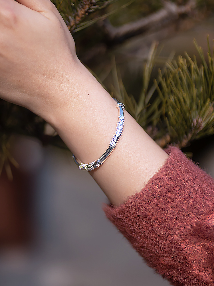 Floral Filigree Silver Bracelet for Women - 9999 Pure Silver, Vibrant Flower Design, 30 Grams, Perfect Gift for Girlfriend or Mother Floral Filigree Silver Bracelet for Women - 9999 Pure Silver, Vibrant Flower Design, 30 Grams, Perfect Gift for Girlfriend or Mother