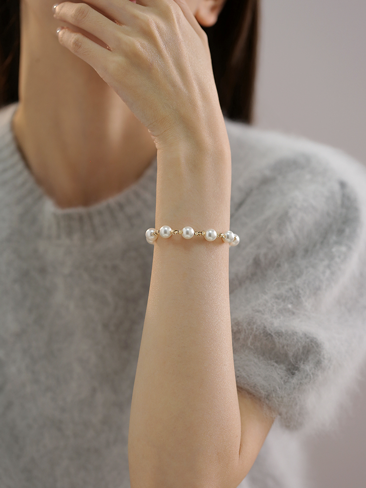 Flower Pearl Bracelet for Women - Simple Versatile Design with OT Buckle - High-End Fashion Accessory for Students and Friends Flower Pearl Bracelet for Women - Simple Versatile Design with OT Buckle - High-End Fashion Accessory for Students and Friends