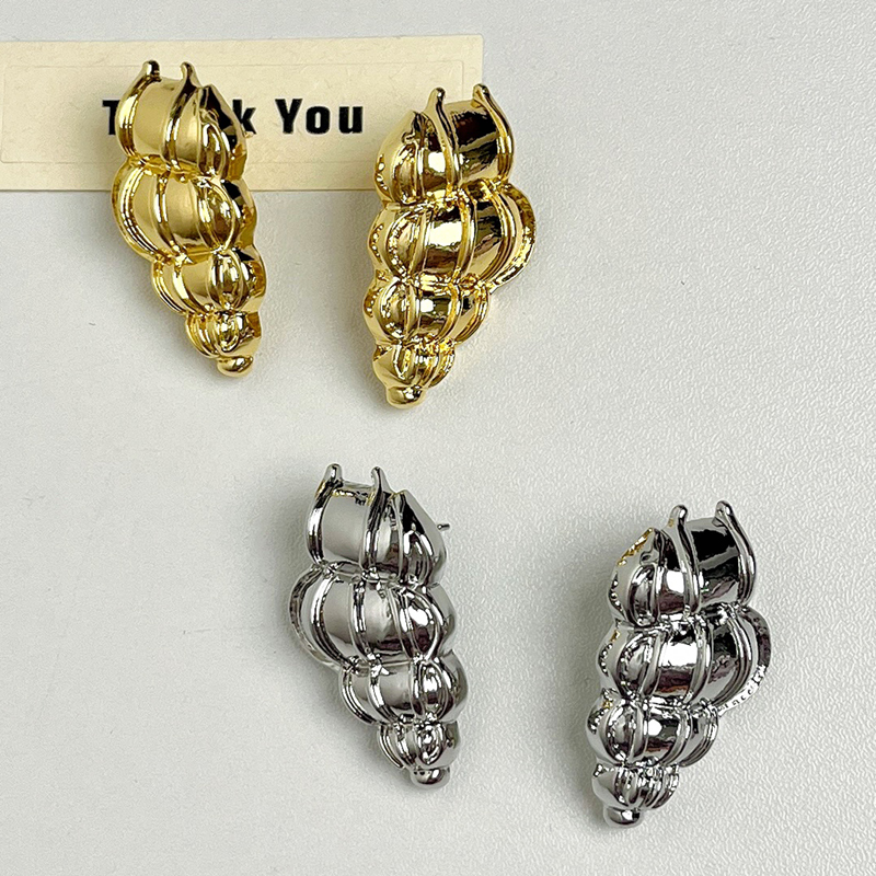 French Retro Minimalist Metal Conch-Shaped Earrings for Women - Light Luxury Elegant Ear Studs French Retro Minimalist Metal Conch-Shaped Earrings for Women - Light Luxury Elegant Ear Studs