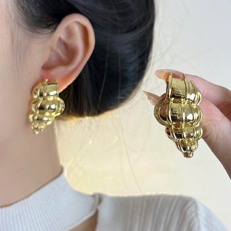 French Retro Minimalist Metal Conch-Shaped Earrings for Women - Light Luxury Elegant Ear Studs French Retro Minimalist Metal Conch-Shaped Earrings for Women - Light Luxury Elegant Ear Studs