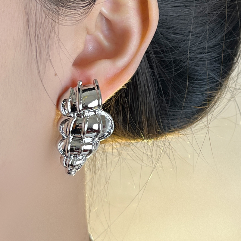 French Retro Minimalist Metal Conch-Shaped Earrings for Women - Light Luxury Elegant Ear Studs French Retro Minimalist Metal Conch-Shaped Earrings for Women - Light Luxury Elegant Ear Studs