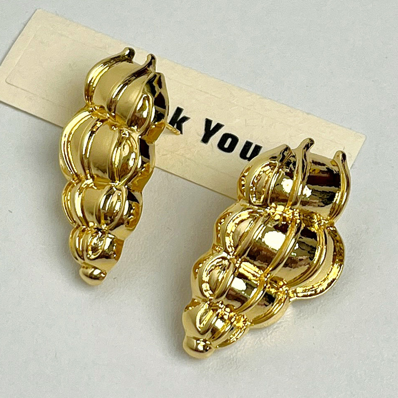 French Retro Minimalist Metal Conch-Shaped Earrings for Women - Light Luxury Elegant Ear Studs French Retro Minimalist Metal Conch-Shaped Earrings for Women - Light Luxury Elegant Ear Studs