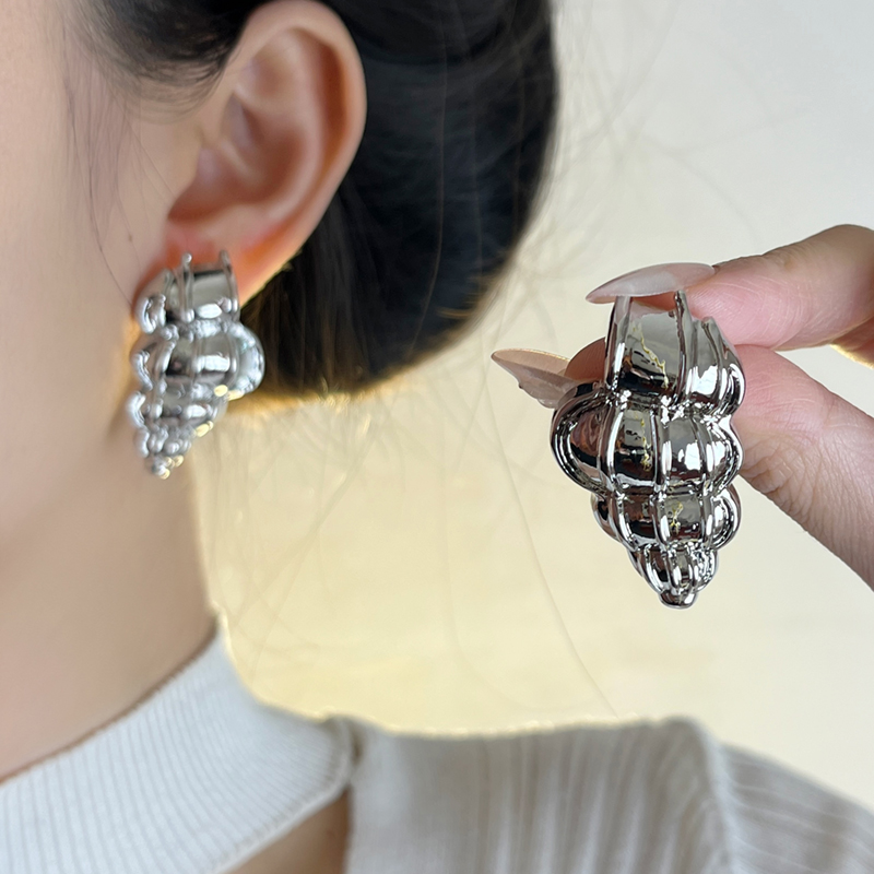 French Retro Minimalist Metal Conch-Shaped Earrings for Women - Light Luxury Elegant Ear Studs