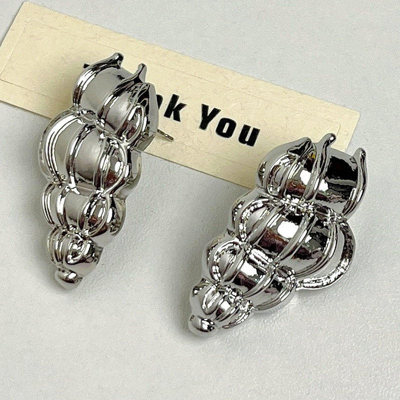 French Retro Minimalist Metal Conch-Shaped Earrings for Women - Light Luxury Elegant Ear Studs