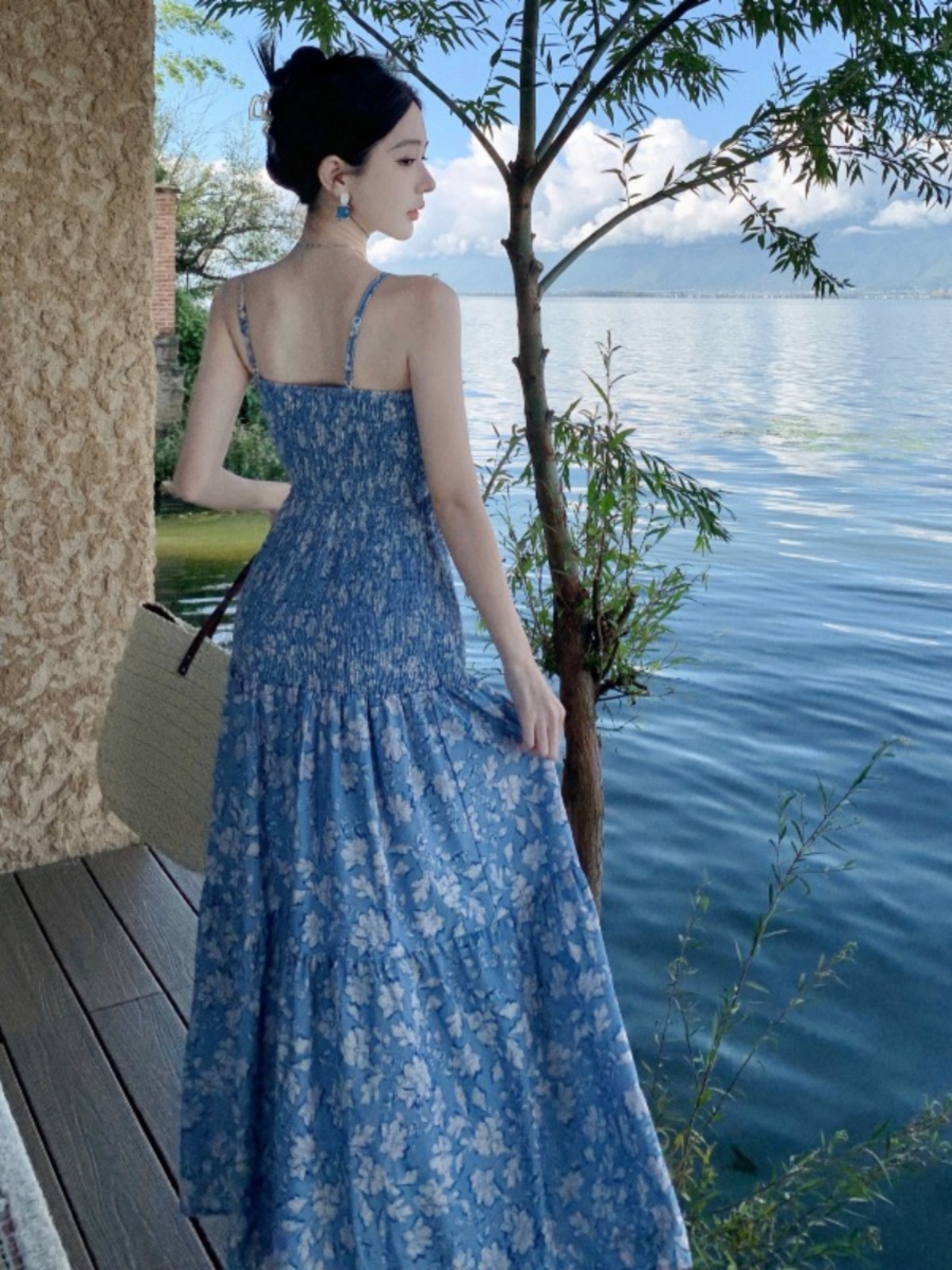 French-Style Hollowed-Out Floral Beach Dress for Women – Seaside Vacation Photo Dress with Waist Detail French-Style Hollowed-Out Floral Beach Dress for Women – Seaside Vacation Photo Dress with Waist Detail