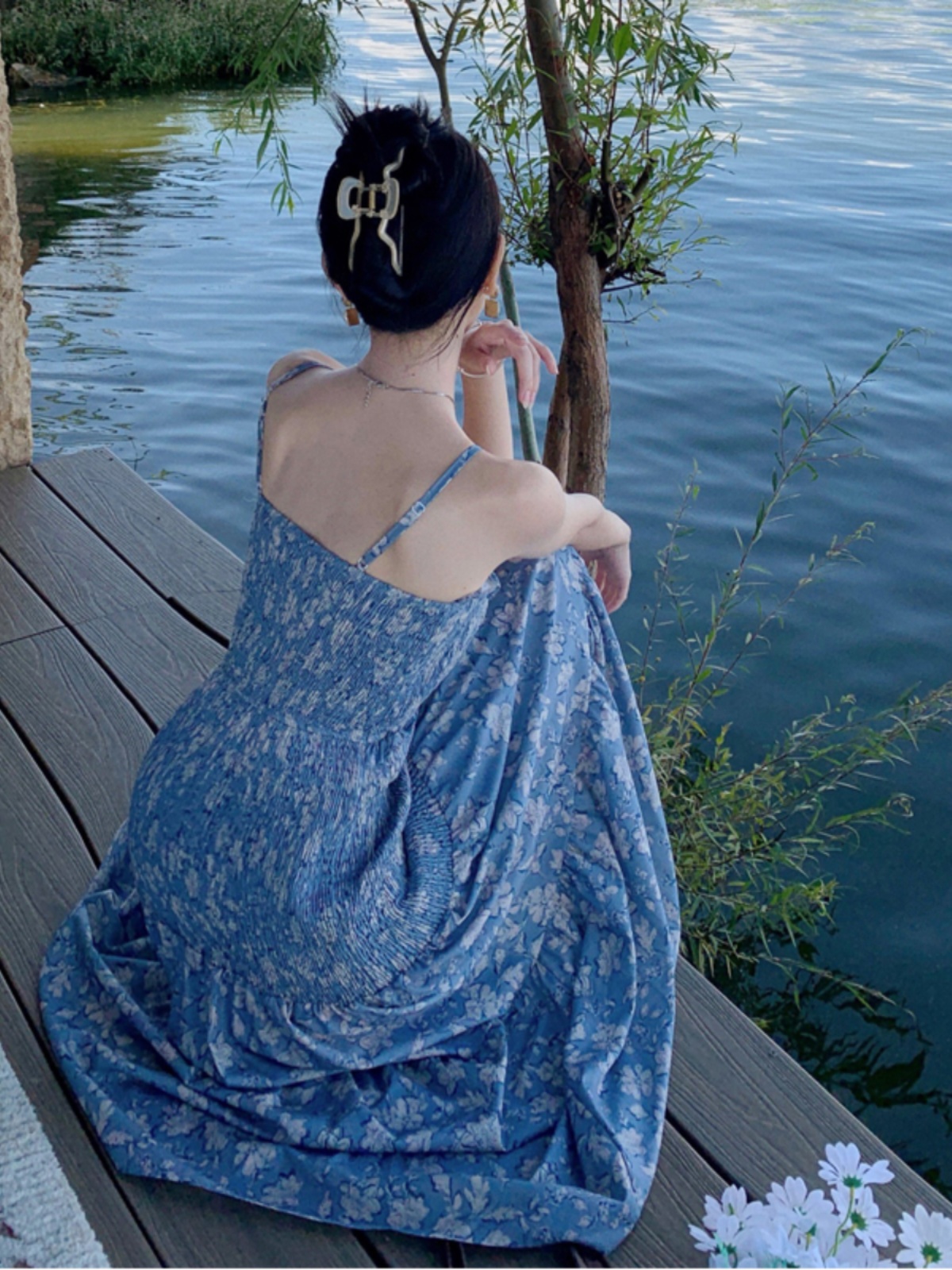 French-Style Hollowed-Out Floral Beach Dress for Women – Seaside Vacation Photo Dress with Waist Detail French-Style Hollowed-Out Floral Beach Dress for Women – Seaside Vacation Photo Dress with Waist Detail