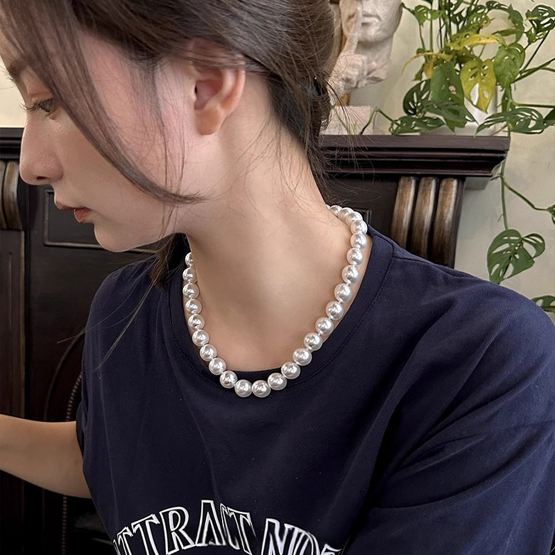 French-Style Pearl Necklace for Women - Elegant Light Luxury Clavicle Chain Accessory