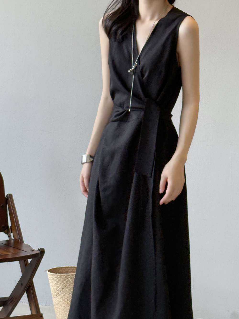 French-Style Sleeveless V-Neck Dress, Slimming Minimalist Design, Women's 2025 Summer Maxi Dress, Chic Elegant Fashion French-Style Sleeveless V-Neck Dress, Slimming Minimalist Design, Women's 2025 Summer Maxi Dress, Chic Elegant Fashion