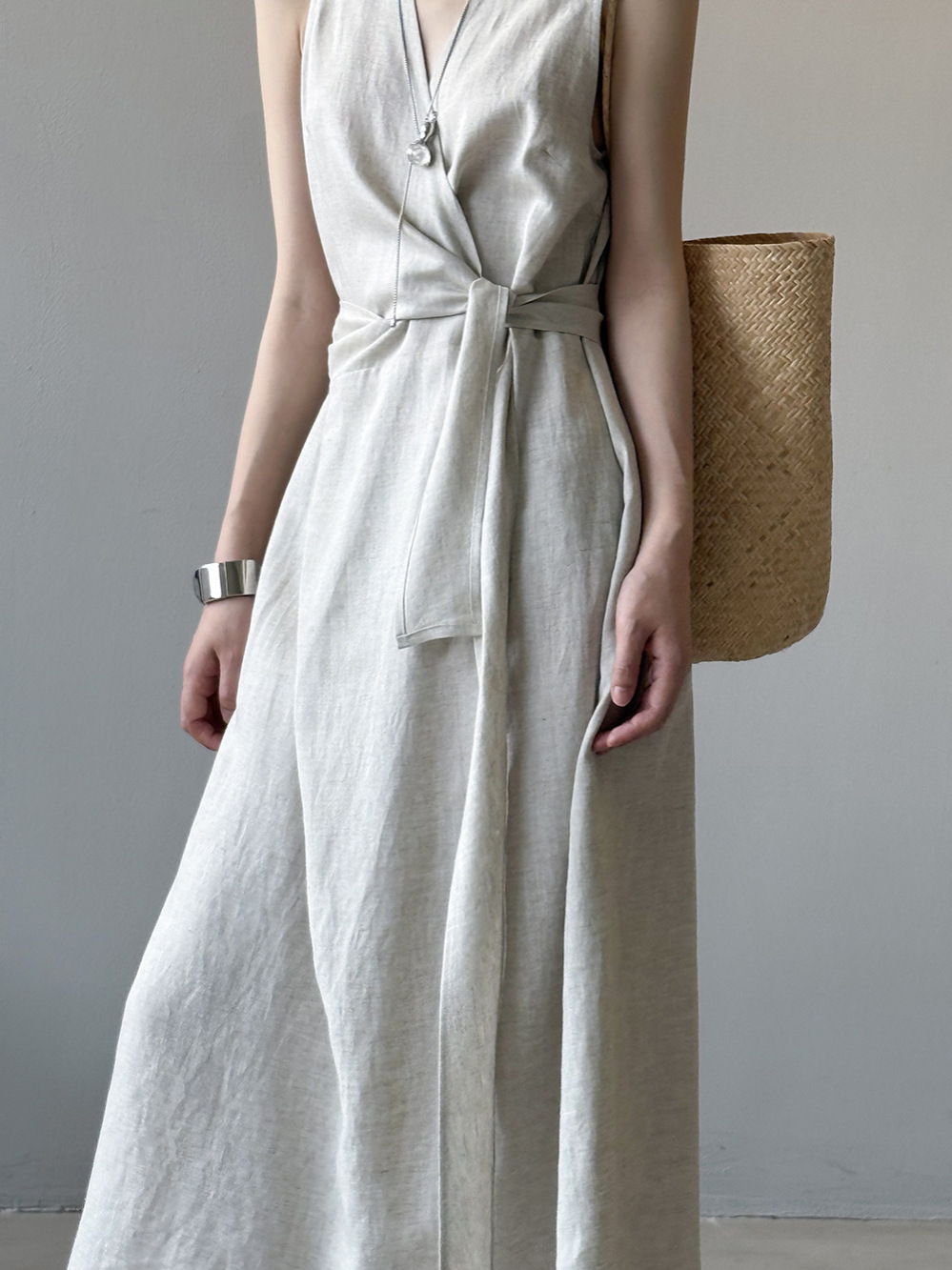 French-Style Sleeveless V-Neck Dress, Slimming Minimalist Design, Women's 2025 Summer Maxi Dress, Chic Elegant Fashion French-Style Sleeveless V-Neck Dress, Slimming Minimalist Design, Women's 2025 Summer Maxi Dress, Chic Elegant Fashion