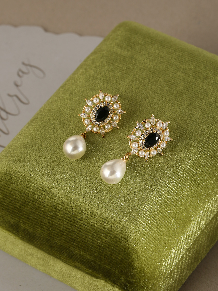 French Vintage High-End Water Drop Pearl Earrings in Hepburn Style - Elegant Niche Design for Women French Vintage High-End Water Drop Pearl Earrings in Hepburn Style - Elegant Niche Design for Women