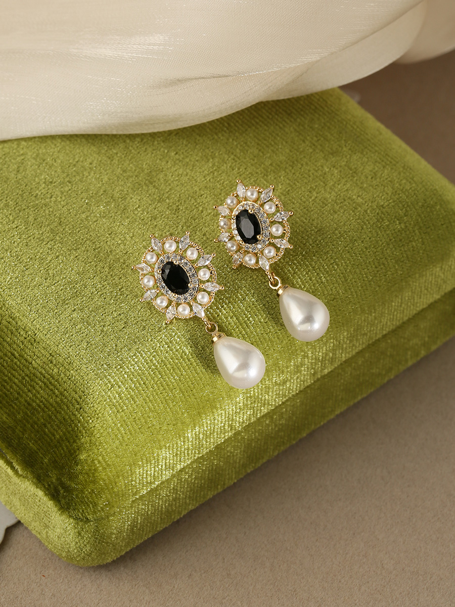 French Vintage High-End Water Drop Pearl Earrings in Hepburn Style - Elegant Niche Design for Women French Vintage High-End Water Drop Pearl Earrings in Hepburn Style - Elegant Niche Design for Women