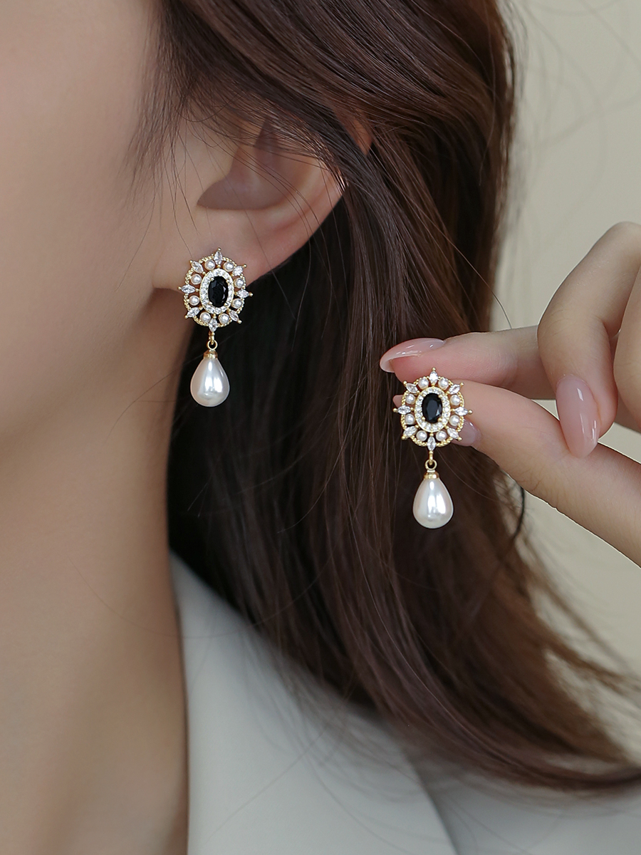 French Vintage High-End Water Drop Pearl Earrings in Hepburn Style - Elegant Niche Design for Women French Vintage High-End Water Drop Pearl Earrings in Hepburn Style - Elegant Niche Design for Women