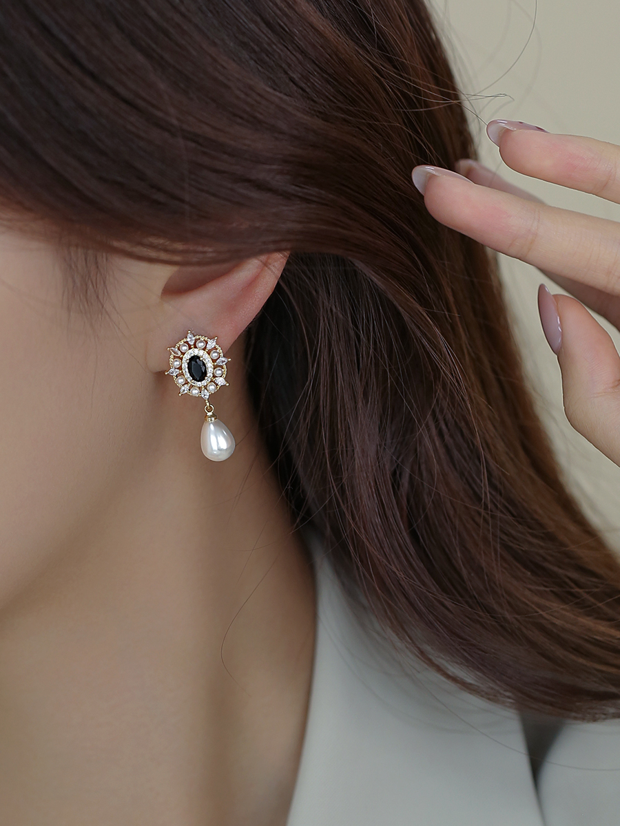 French Vintage High-End Water Drop Pearl Earrings in Hepburn Style - Elegant Niche Design for Women French Vintage High-End Water Drop Pearl Earrings in Hepburn Style - Elegant Niche Design for Women