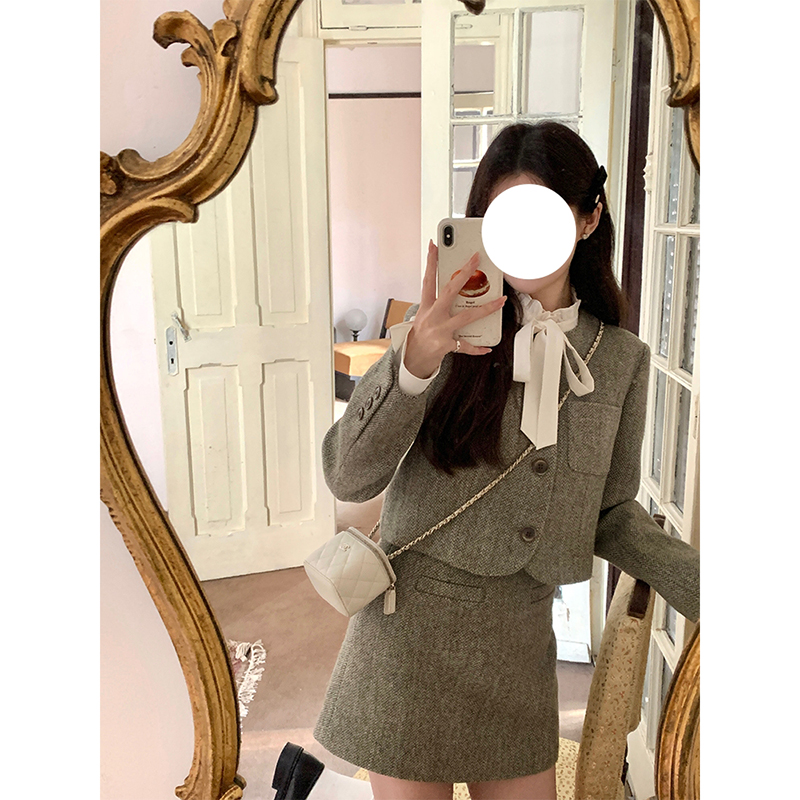 French Vintage Long Sleeve Bow Tie Shirt for Women - Stylish Unique Top for Early Spring Fashion French Vintage Long Sleeve Bow Tie Shirt for Women - Stylish Unique Top for Early Spring Fashion