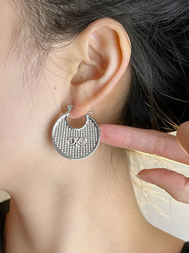 French Vintage Metal Round Letter Earrings - Minimalist High-End Women's Accessories for Autumn/Winter French Vintage Metal Round Letter Earrings - Minimalist High-End Women's Accessories for Autumn/Winter