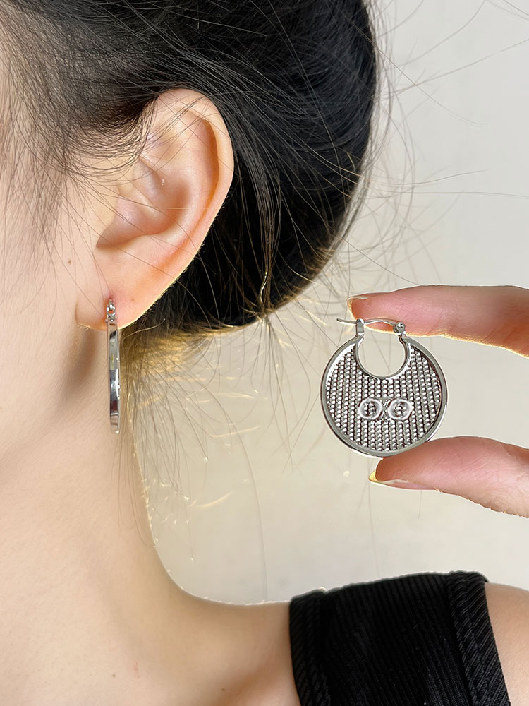 French Vintage Metal Round Letter Earrings - Minimalist High-End Women's Accessories for Autumn/Winter French Vintage Metal Round Letter Earrings - Minimalist High-End Women's Accessories for Autumn/Winter