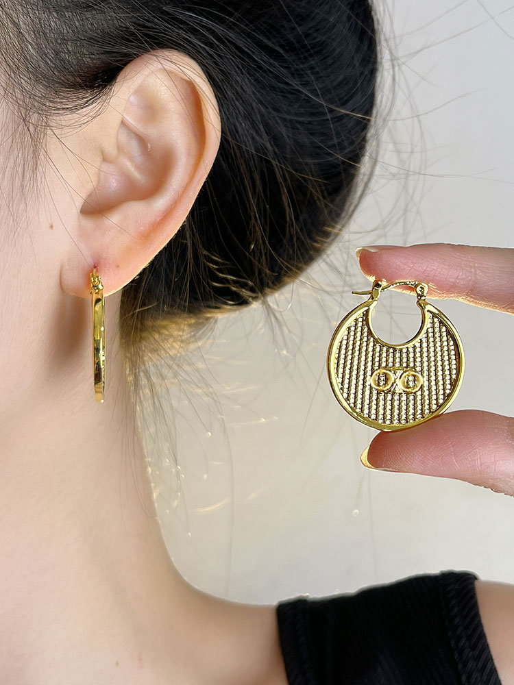 French Vintage Metal Round Letter Earrings - Minimalist High-End Women's Accessories for Autumn/Winter French Vintage Metal Round Letter Earrings - Minimalist High-End Women's Accessories for Autumn/Winter