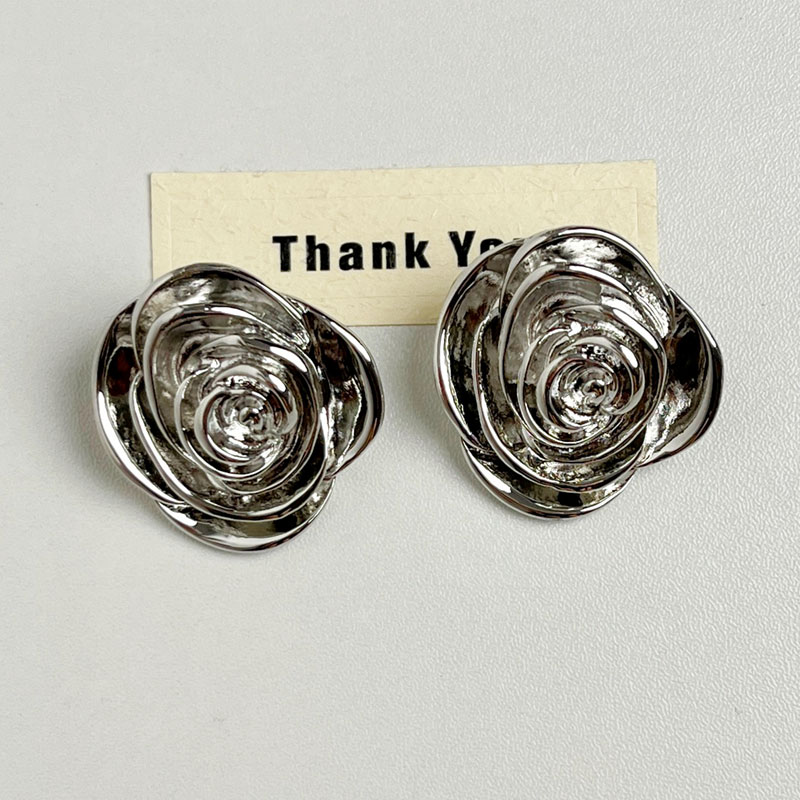 French Vintage Three-Dimensional Metal Flower Lace-Up Choker Necklace for Summer - Sweet Cool Spicy Girl Style French Vintage Three-Dimensional Metal Flower Lace-Up Choker Necklace for Summer - Sweet Cool Spicy Girl Style