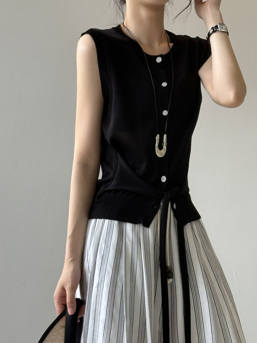 French Vintage Waist-Cinching Knitted Vest Top for Women - Sleeveless Summer 2025 Fashion, Trendy Small Shirt Style French Vintage Waist-Cinching Knitted Vest Top for Women - Sleeveless Summer 2025 Fashion, Trendy Small Shirt Style