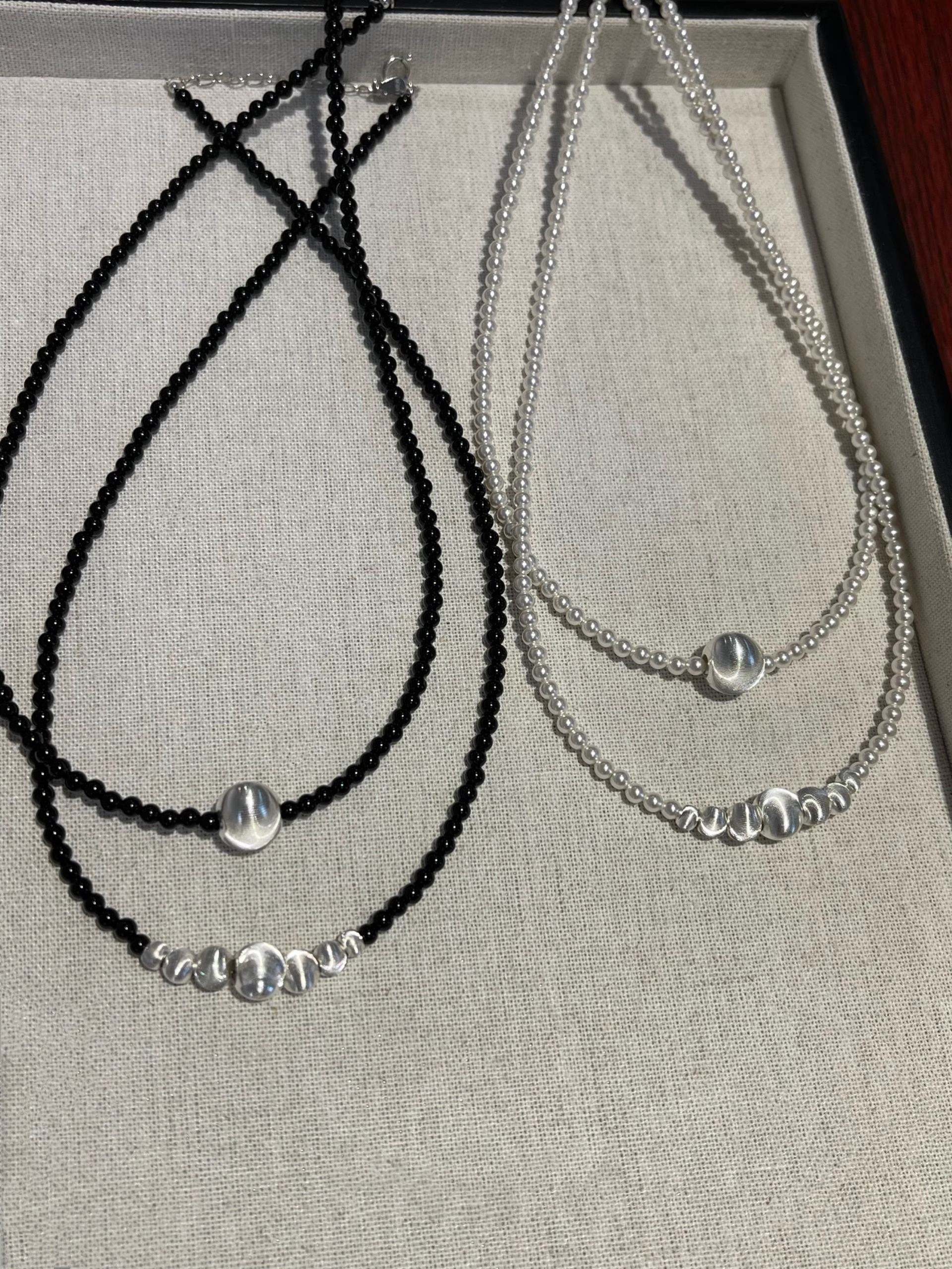 Gradient Silk Gloss Cat Eye Necklace with Silver Ball and Natural Black Agate Clavicle Chain – Chic Statement Jewelry for Modern Style Gradient Silk Gloss Cat Eye Necklace with Silver Ball and Natural Black Agate Clavicle Chain – Chic Statement Jewelry for Modern Style