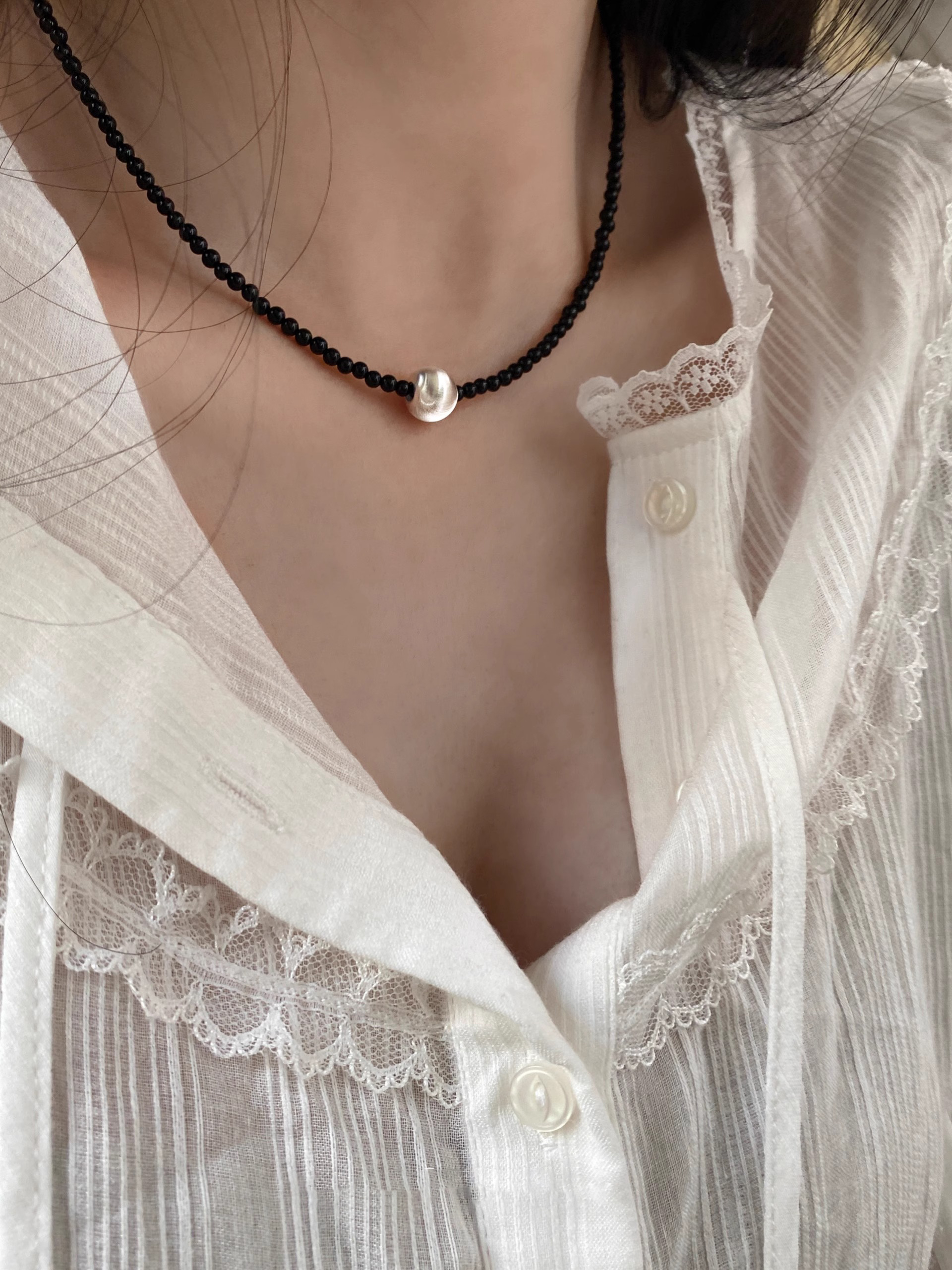 Gradient Silk Gloss Cat Eye Necklace with Silver Ball and Natural Black Agate Clavicle Chain – Chic Statement Jewelry for Modern Style Gradient Silk Gloss Cat Eye Necklace with Silver Ball and Natural Black Agate Clavicle Chain – Chic Statement Jewelry for Modern Style