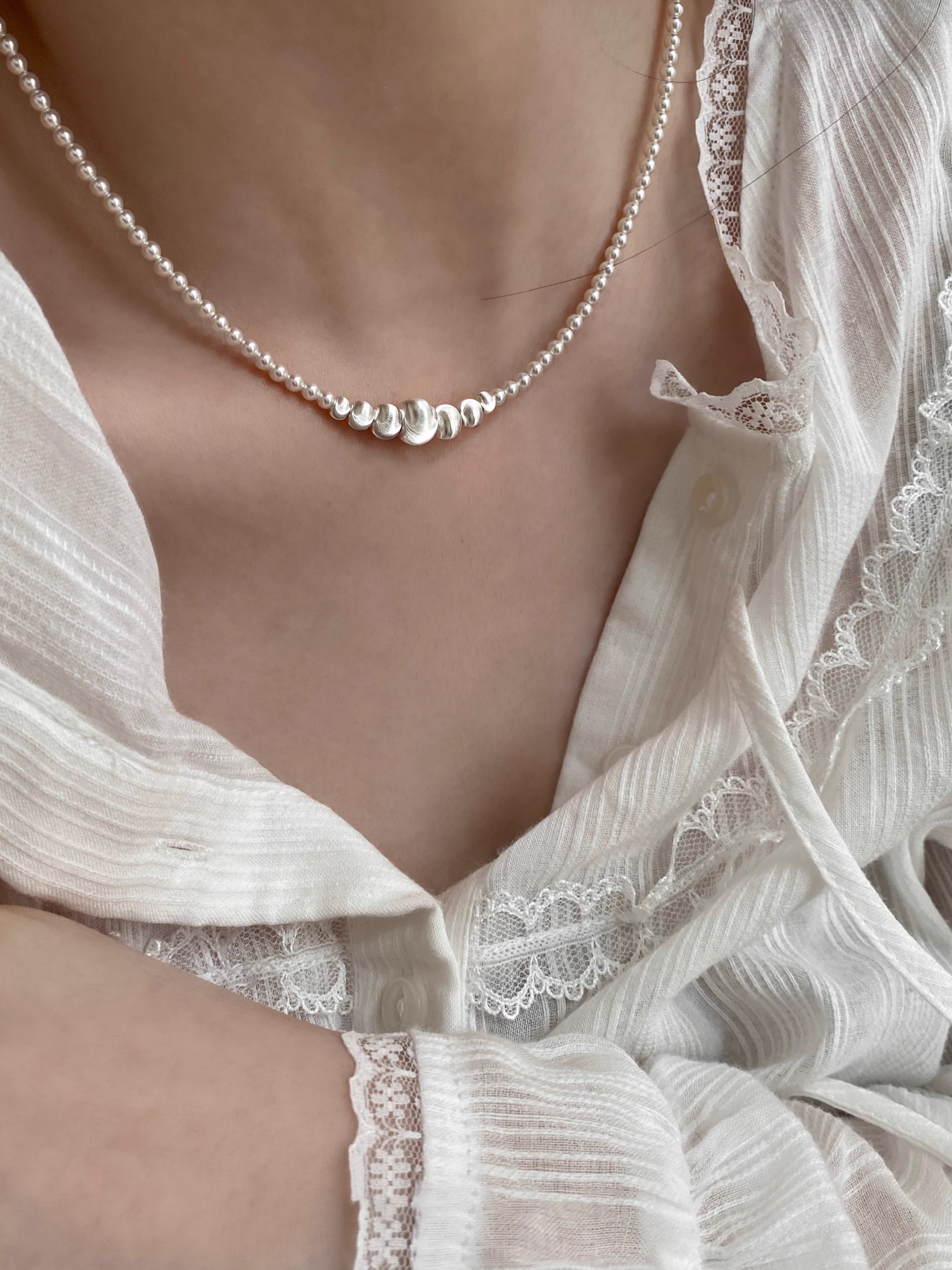 Gradient Silk Gloss Cat Eye Necklace with Silver Ball and Natural Black Agate Clavicle Chain – Chic Statement Jewelry for Modern Style Gradient Silk Gloss Cat Eye Necklace with Silver Ball and Natural Black Agate Clavicle Chain – Chic Statement Jewelry for Modern Style